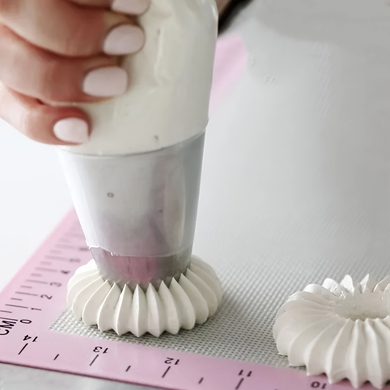 Large Stainless Steel Piping Tip for Cake Decorating - Versatile Russian Icing Nozzle for Frosting, Cupcakes & Cookies - Essential Baking Tool - For Bakers & Cake Decorators - Perfect Gift for Baking Enthusiasts